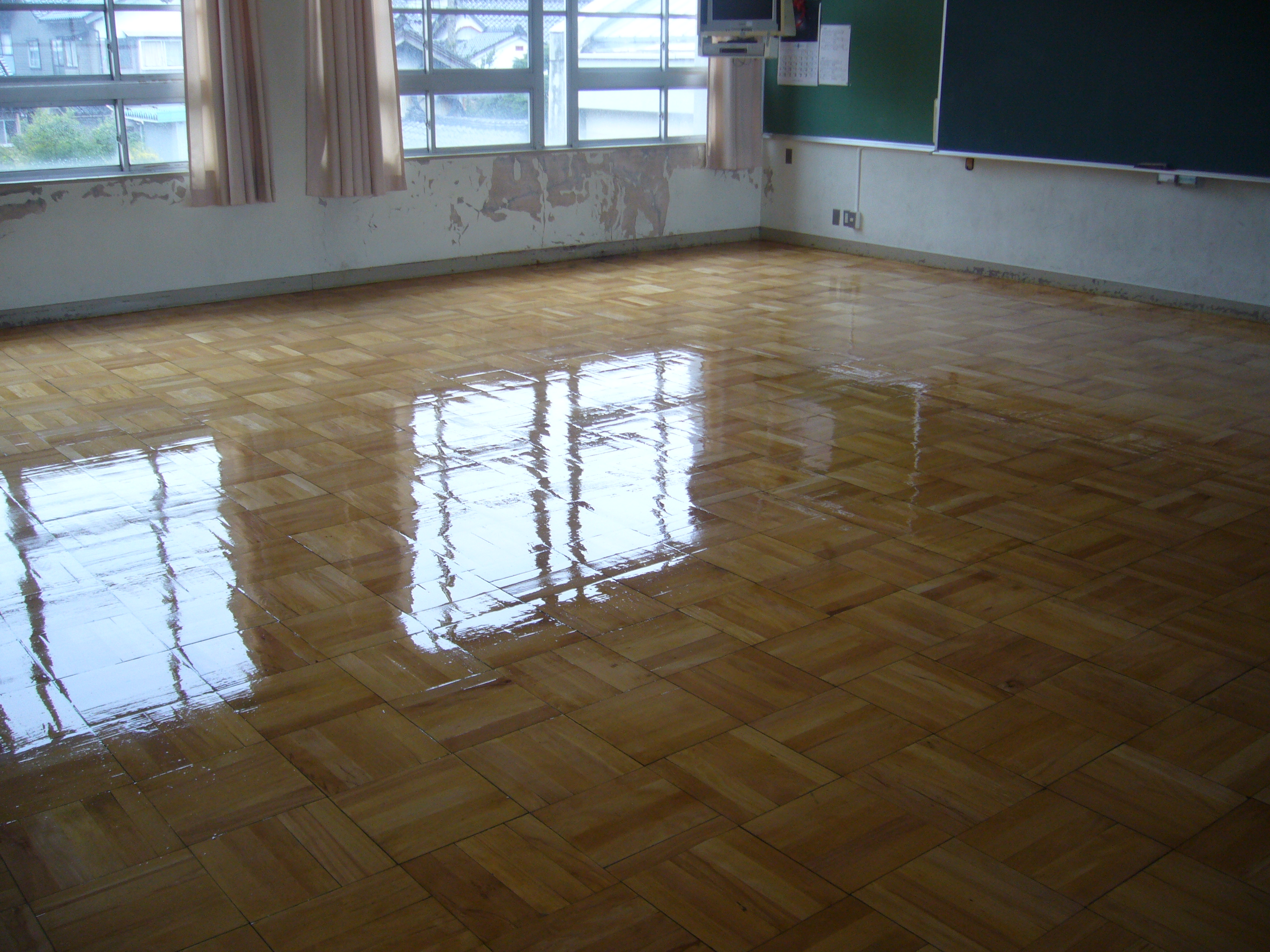 床再生後の光沢ある学校教室の木床