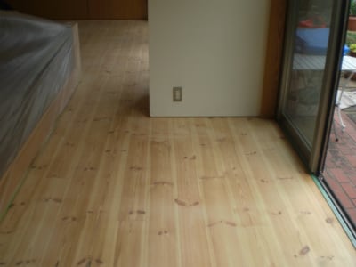 明るさを取り戻した施工後のパイン材の床