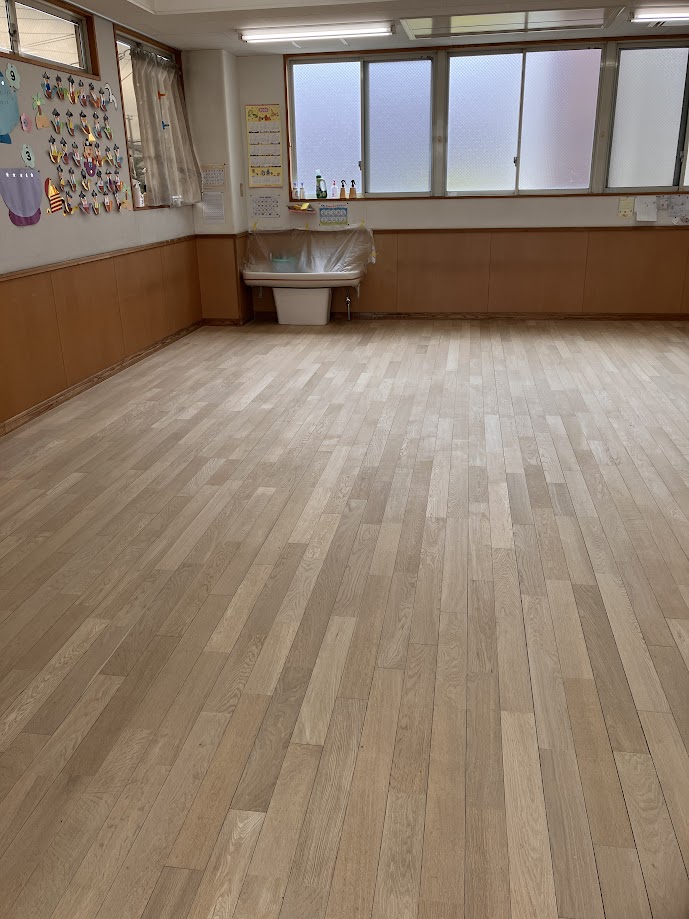 明るい木肌に整った施工後の幼稚園教室の床