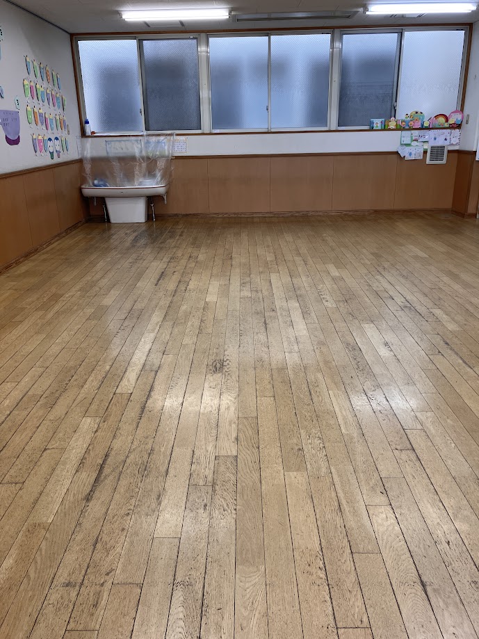 黒ずみや傷が目立つ施工前の幼稚園教室の床